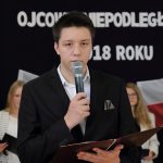 Uczeń podczas akademii z okazji 11 listopada