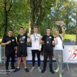 Zdjęcie grupowe uczniów z pamiątkowymi medalami